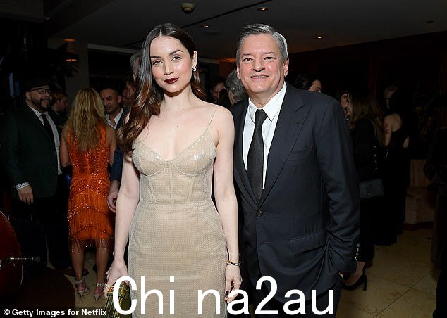 Bigwig:Ana 与 Stuber 以及 Netflix 联合首席执行官 Ted Sarandos 混在一起,他穿着经典的黑色西装打着领带,看起来很潇洒
