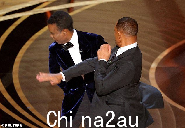 Slap:Smith 在讲他的妻子 Jada Pinkett Smith 的剃光头开玩笑后在台上掌掴了 58 岁的 Rock,震惊了世界 - 55 岁的 Kimmel 热衷于淡化这一事件
