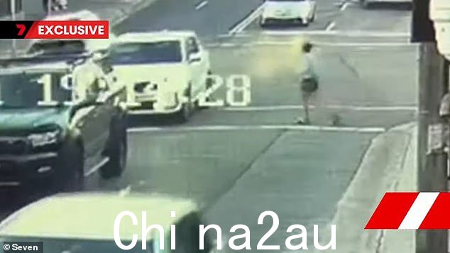 视频（如图）显示一名 38 岁的妇女在星期四走上金斯格罗夫路，然后被车撞了