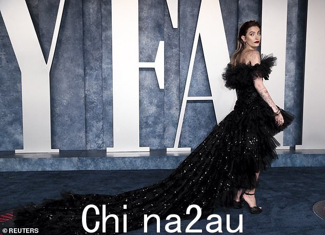 回头率:Paris 对着镜头眨了眨眼,当她与 A-list 人群一起施展她的魔力时,露出了很多笑容