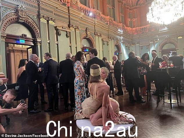 来宾们受到了表演者和舞者的娱乐,而前 X Factor 冠军萨曼莎杰德则演唱了