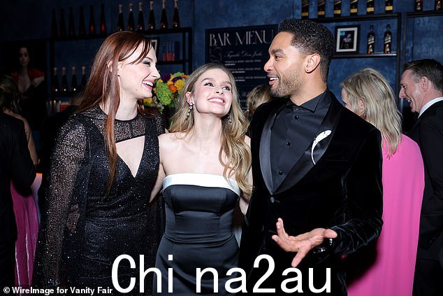 著名朋友:Bridgerton hunk Regé-Jean Page 迷住了 Sophie Turner 和 Olivia DeJonge