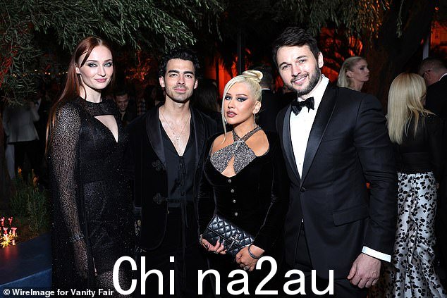 Mingling: 权力的游戏的别处' Sophie Turner 和她的歌手丈夫 Joe Jonas 享受与同为排行榜明星的 Christina Aguilera 的追赶