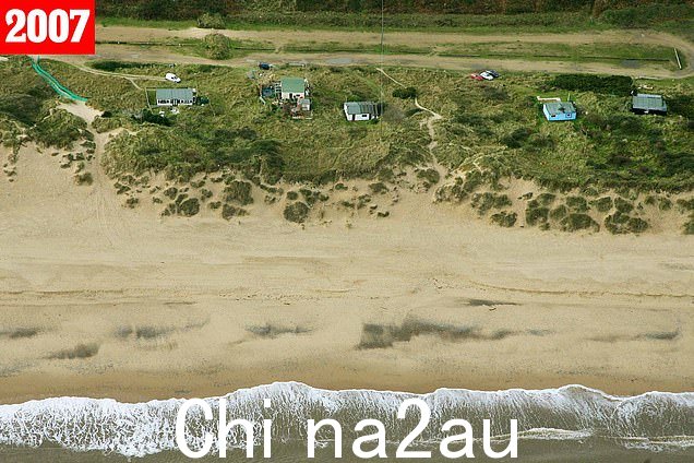 Hemsby 主要建在沙子上,几乎没有提供防止 t 的保护汹涌的大海,如图所示,摄于 2007 年 1 月