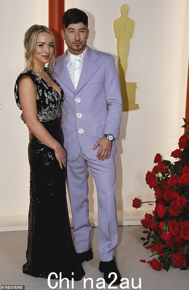 外出过夜:Barry Keoghan 和他的搭档 Alyson Kierans 一起出席 2023 年奥斯卡颁奖典礼,穿上时尚的淡紫色西装,打着白色领结