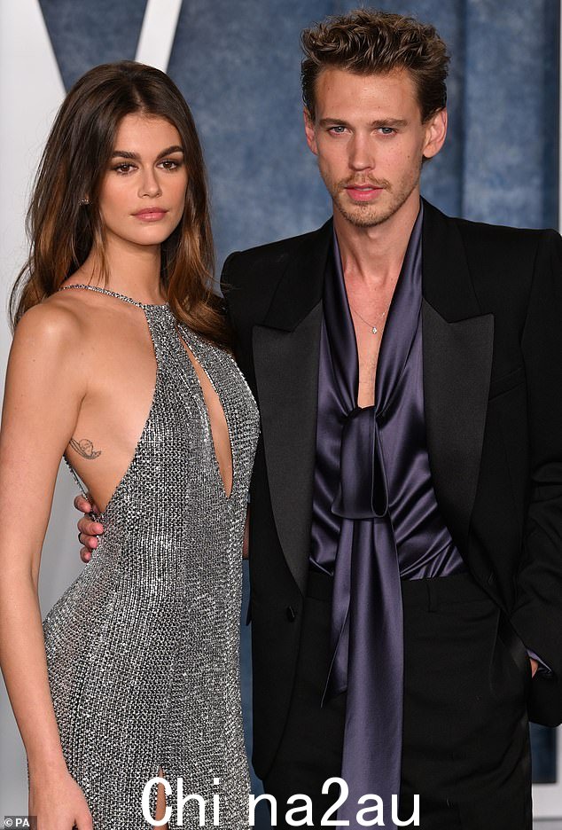 看起来不错:Austin Butler 和 Kaia Gerber 盛装出席周日晚上在比佛利山庄举行的众星云集的名利场奥斯卡派对