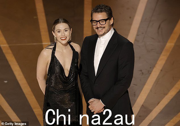 主持人:在颁奖典礼上,佩德罗还与女演员伊丽莎白奥尔森一起颁奖