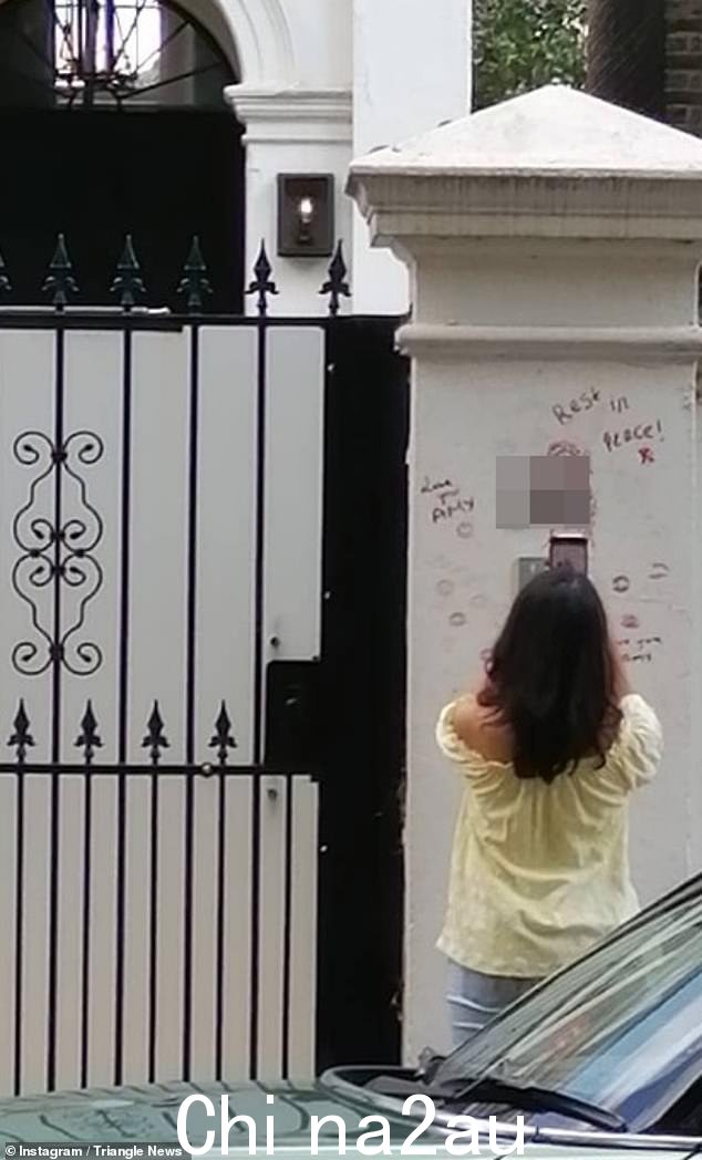一位粉丝被拍到显然在音乐家艾米怀恩豪斯最后的家外的门柱上写字
