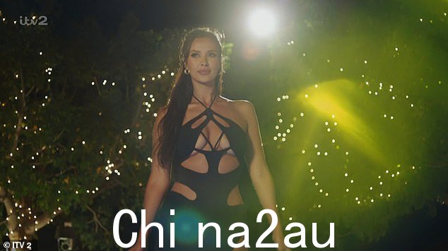 显露:它拥有大量镂空,可以一瞥她丰满的乳沟、纤细的腰部和健美的腹部