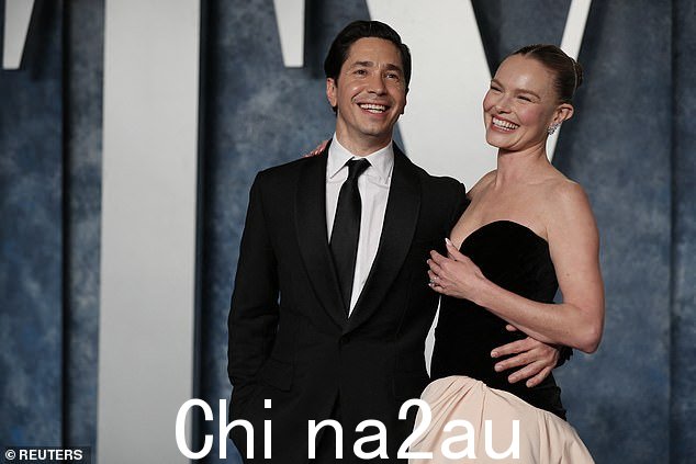 华丽:为她的造型增添一丝优雅,她佩戴精致的银耳环并裸露胸部