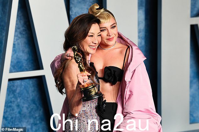 祝贺:今年的最佳女主角得主米歇尔在红地毯上迎接她 - 她因一次无处不在而获得了奥斯卡奖