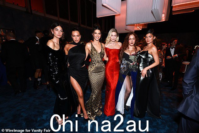 女孩们晚上出去玩! Gigi Hadid、Kylie 和 Kendall Jenner、Lily Aldridge、Anastasia Karanikolaou 和 Alana O'Herlihy 在周日的名利场奥斯卡派对上度过了一个女孩之夜