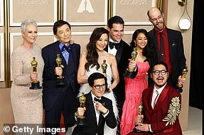赢得一切:E verything Everywhere All At Once 赢得七,包括 coveted Best Picture