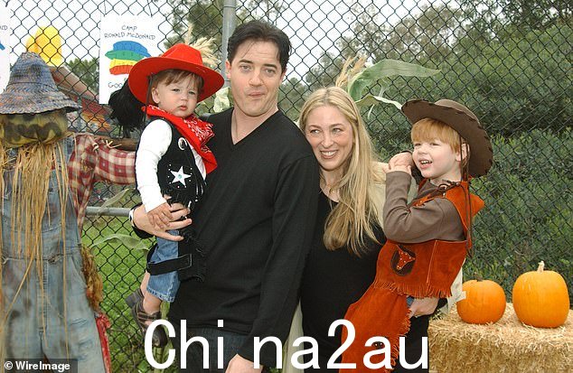 家庭:Brendan(与他的 Griffin 和 Holand 以及他的前妻合影)和 Afton 在结婚九年后于 2007 年离婚
