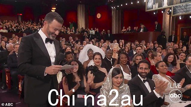 哦,亲爱的:Jimmy Kimmel 在粉丝声称他在 2023 年奥斯卡离奇片段中“骚扰”塔利班枪击案幸存者 Malala Yousafzai 后被贴上了‘民族耻辱’的标签” class=