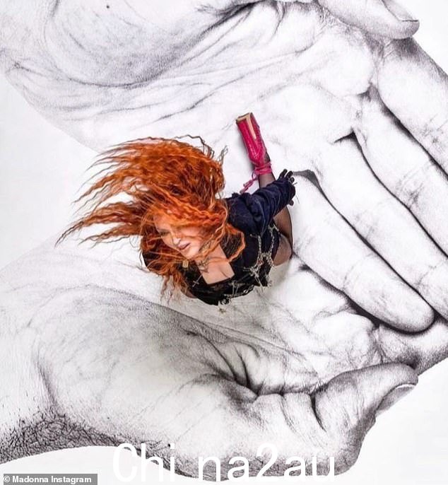 一点戏剧性:为了一点点天赋,她穿上了渔网紧身裤和一双极端的粉红色厚底高跟鞋