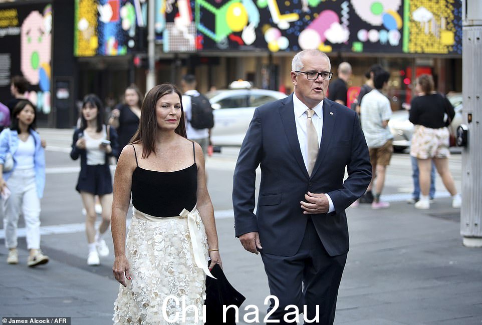 嘉宾中有 Scott 和 Jenny Morrison(均如图),以及另一位前总理 John Howard 和他的妻子 Janette,反对党领袖 Peter Dutton,他的妻子 Kirilly 和卡车运输巨头林赛·福克斯。” class=