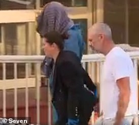 特伦特林奇出现在新闻镜头中帮助侦探调查死亡
