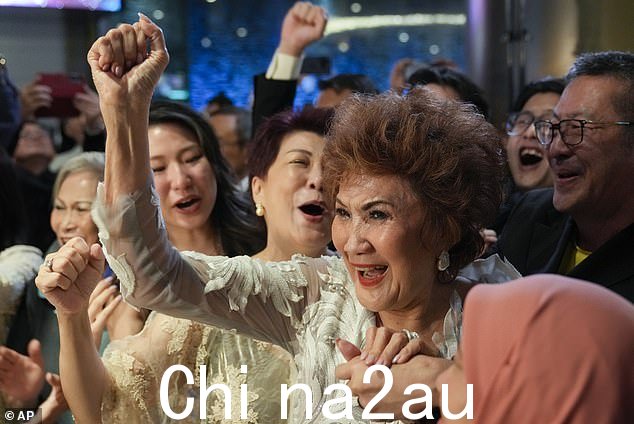 Yeoh 的母亲 Janet Yeoh 在吉隆坡的一家电影院庆祝女儿获奖