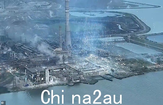 MARIUPOL:俄罗斯的燃烧弹落在巨大的 Azovstal 钢铁厂上空,在 5 月份发布到社交媒体上的一段恐怖视频中,展示了对城市守卫者的无情围攻