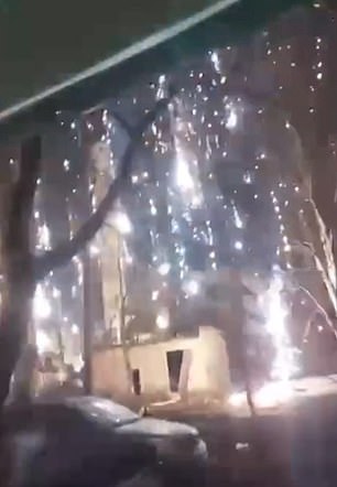 上周末的视频显示俄罗斯的燃烧弹如雨点般落在乌克兰的 Vuhledar 镇上,该镇在残酷的战斗中几乎被摧毁,因为莫斯科仍然一心要占领附近的城市 Bakhmut