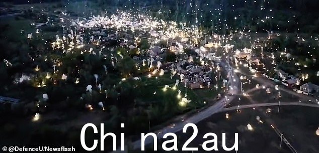 OZERNE:俄罗斯国防部在 9 月分享的世界末日镜头中,可怕的俄罗斯燃烧弹如雨点般落在乌克兰村庄