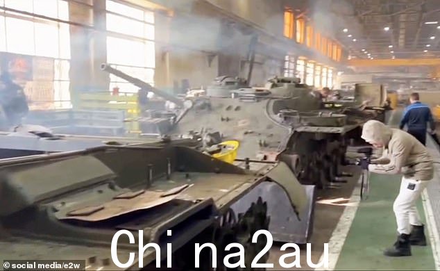图:俄罗斯工程师正在研究 T -62 辆坦克和其他硬件,因为弗拉基米尔普京致力于加强他的部队在乌克兰拥有的军用车辆