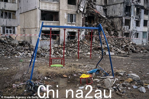 严重损坏3 月 11 日,乌克兰哈尔科夫市 Saltivka 郊区封锁了带公寓和游乐场的 d 区