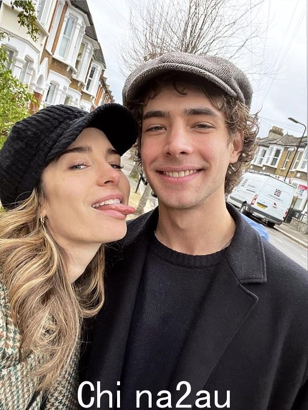 艺术家 Nettie Wakefield(左)- 电视节目主持人 Alex Zane 的前妻 - 与模特 Owen McGinnity(右)合照