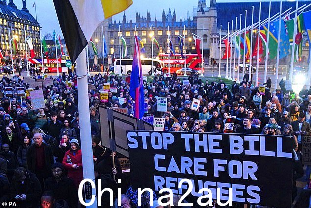Richard Littlejohn 声称,如果莱因克尔一直在推特上热情地支持英国退欧并阻止小船,那么捍卫他言论自由权的同一群人会要求立即取消他的职务。图为:抗议非法移民的示威者2023 年 3 月 13 日在伦敦议会广场的法案” ss=