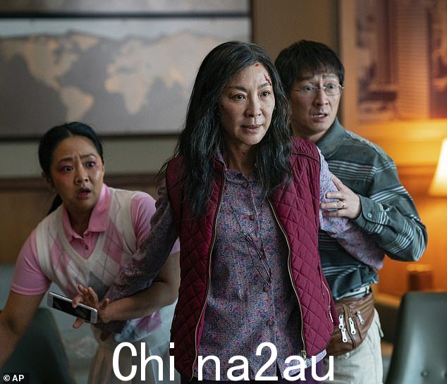 她在 Everything Everywhere All at Once 中的表演(如图)已经启动她长达四个十年的职业生涯达到了新的高度