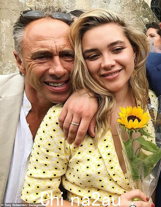 Florence Pugh 的父亲,64 岁的 Clinton Pugh 说,牛津的低交通街区计划对他的生意产生了影响,现在他打算卖掉这三个项目。图为:这位好莱坞女演员和她的父亲