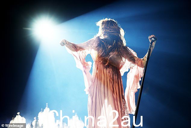 Florence 一月份在伦敦重返舞台,af推迟了她的 Dance Fever tour 去年11月在The 02演出时摔断了脚