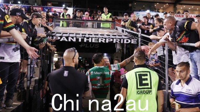 Latrell Mitchell 在 BlueBet 体育场与 Penrith Panthers 的比赛中场休息时走在球员的比赛场地上。图片:Cameron Spencer/Getty Images
