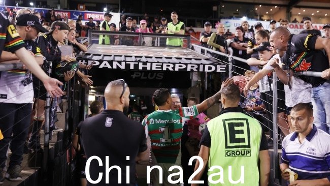 Latrell Mitchell 在 BlueBet 体育场与 Penrith Panthers 的比赛中场休息时走在球员的比赛场地上。图片：Cameron Spencer/Getty Images