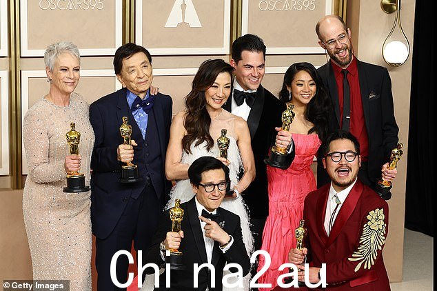 赢得一切,无处不在:这部电影赢得了令人印象深刻的七项大奖,杰米·李·柯蒂斯、詹姆斯·洪、克惠·权、杨紫琼、王宗盛、徐晓妮、丹尼尔·关和丹尼尔·沙纳特从左到右出现在影片中press room