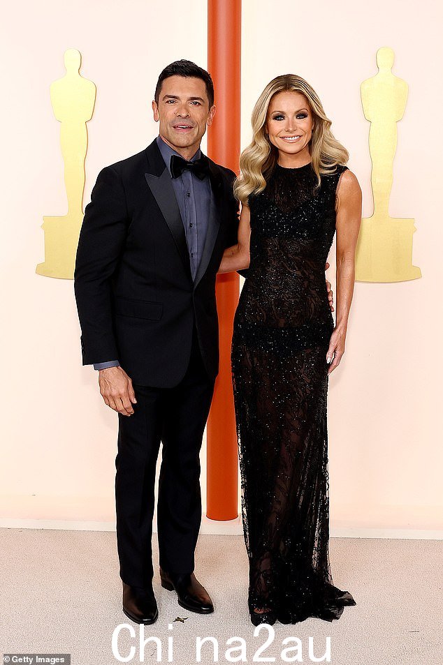 好看的一对:这位前肥皂剧女演员和她的丈夫 Mark Consuelos 在一起,他穿着燕尾服看起来衣冠楚楚