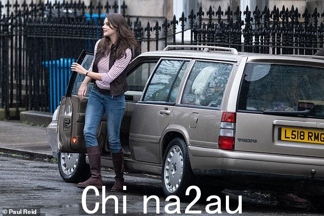 这位 19 岁的女演员被拍到抵达圣安德鲁斯基本的联排别墅,这对皇室夫妇在大学期间曾住在那里