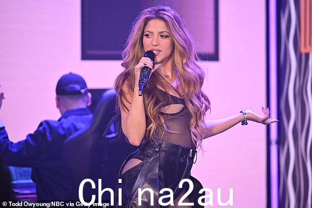 哇!前一天晚上,这位哥伦比亚美女高唱这首歌,其中多次提到她的足球运动员前杰拉德——她在去年 6 月与杰拉德分手,两人在一起 11 年后