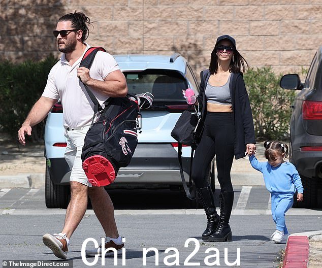 休闲装:Vanderpump Rules 真人秀明星穿着时尚的运动休闲装扮,搭配及膝靴,看着她丈夫从高尔夫球车上带着他们将近两年的孩子- old daughter