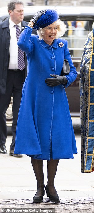 75 岁的王后身着 Fiona Clare 设计的蓝宝石连衣裙,头戴 Philip Treacy 贝雷帽,搭配已故王后的蓝宝石和钻石,与凯特的造型相得益彰。胸针