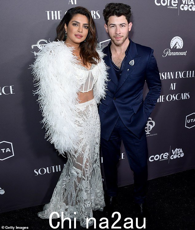 他的爱人:尼克与妻子朴雅卡·乔普拉·乔纳斯 (Priyanka Chopra Jonas) 于 3 月 9 日在洛杉矶派拉蒙影业工作室举行的第二届年度南亚卓越奥斯卡前庆典上出席