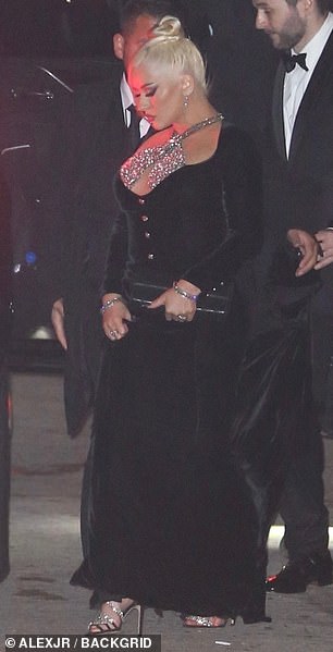 华丽:克里斯蒂娜·阿奎莱拉 (Christina Aguilera) 身穿黑色天鹅绒礼服,搭配银色宝石文胸,展现出丰满的身材