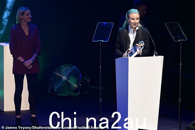 高兴：Leah 代表 Lionesses 收集了 The Power of Football Award