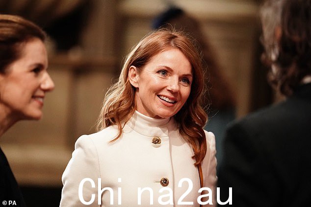 惊艳:Geri 将她的时尚夹克与一条阔腿白色长裤搭配在一起,并用一些高耸的厚底高跟鞋提高了她的身高
