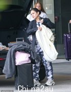 凡妮莎·哈金斯 (Vanessa Hudgens) 在奥斯卡颁奖典礼后离开洛杉矶酒店时穿着运动服保持舒适