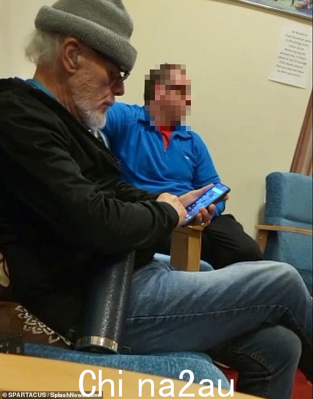据报道,恋童癖者加里·格里特 (Gary Glitter) 在出狱一个月后就被“送回监狱”。据了解,这位 78 岁的名誉扫地的摇滚明星(照片在他的保释旅馆)被抓获“试图进入监狱”他手机上的暗网'