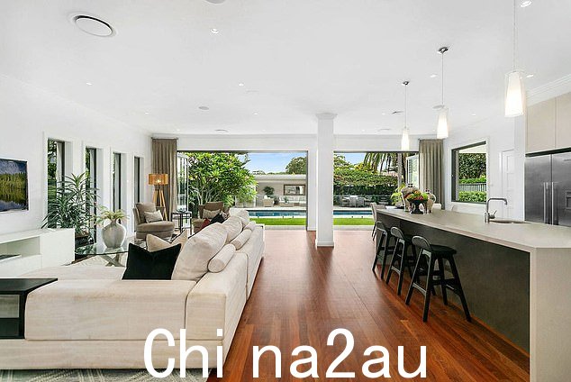 一个双车库取代了旧车棚,它最终变成了一个小屋,还增加了一个浴室和露天用餐区