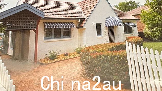 已故 INXS 主唱长大的英式小屋已经变成了现代家庭住宅。 (图:Hutchence 住在那里时的样子)