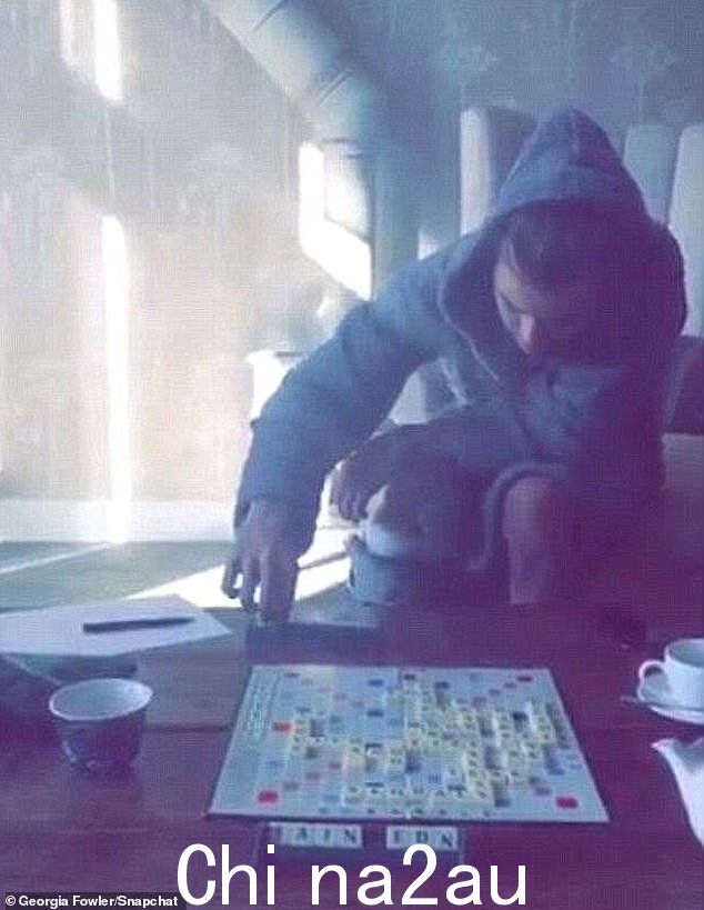 乔治亚此前在社交媒体上分享了一张与帅哥玩拼字游戏的照片后,引发了与哈利约会的传闻。这位新西兰模特似乎一直是哈利的朋友,参加了他在 2018 年售罄的加利福尼亚音乐会